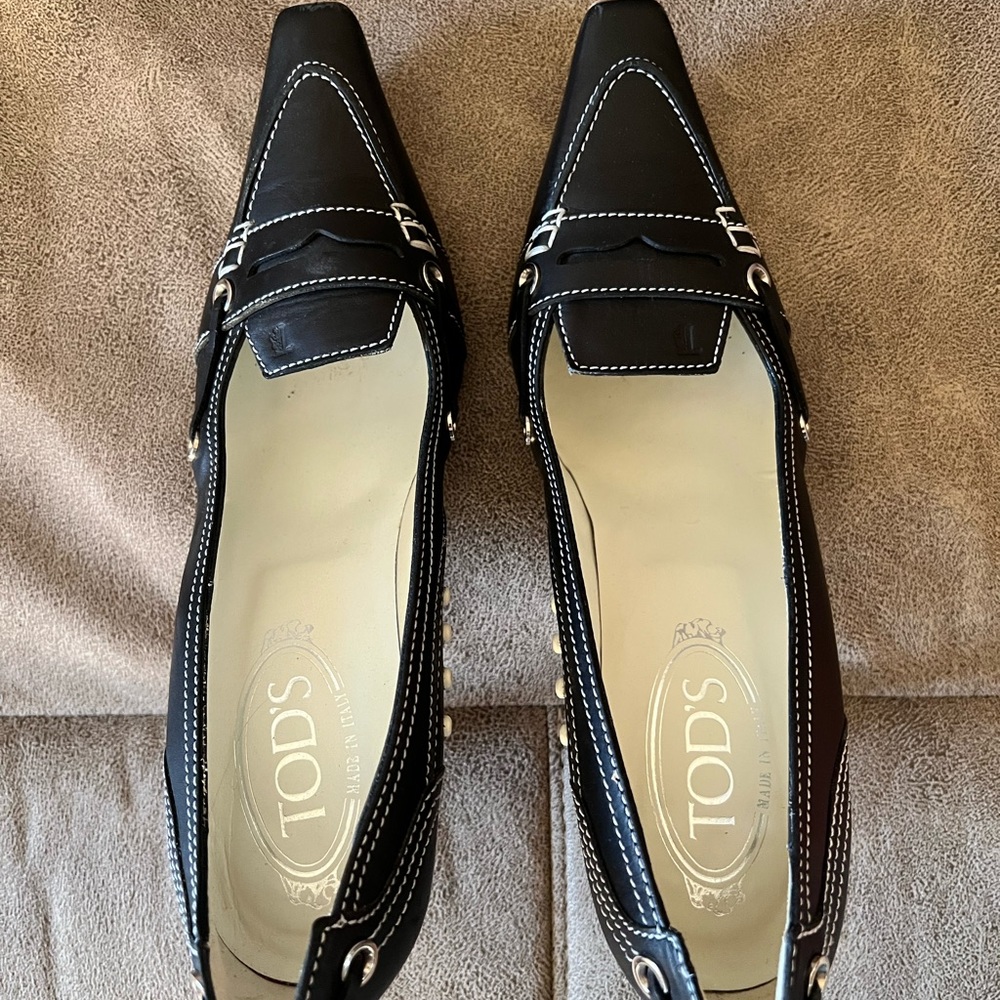 Gently used 9.5 TODS loafer styled pumps. Classic old money style